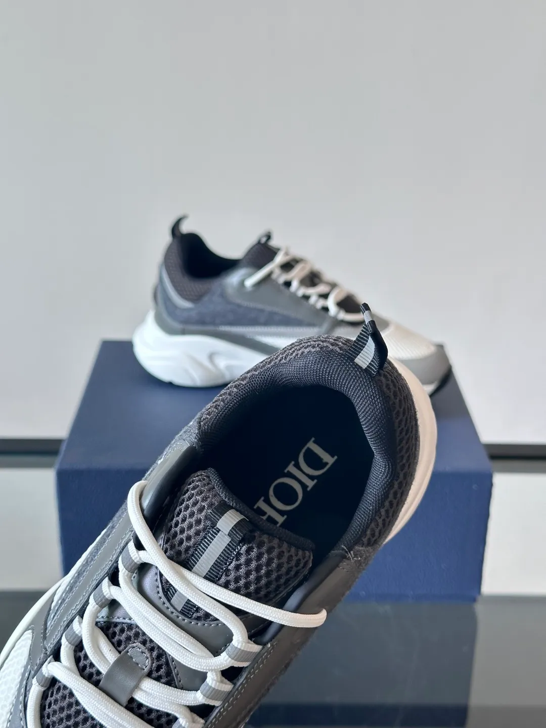 Factory price: 480💰 ◾️▫️Dior D®️ x 🆕 (high version) B22 men's jogging fashion sneakers, this single product draws inspiration from retro jogging shoes. It adopts a thick low-top design, with an upper made of black cow leather and mesh fabric, and a black and white engraved rubber sole. Black mesh fabric tongue and heel counters complement black laces, with an embossed "Di~r" logo embellishment on the side. These sneakers can be mixed and matched with a classic suit for a sporty chic look! Size: 39-45 (38, 46, 47 can be customized)